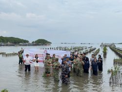 Dekan Unhan RI Mayjen TNI Dr. Oktaheroe Ramsi, S.I.P., M.Sc. Pimpin Langsung Penanaman Mangrove di Pesawaran